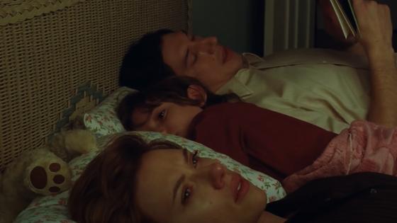 Женщина, мальчик и мужчина лежат в кровати, мужчина читает малышу книжку Женщина, мальчик и мужчина лежат в кровати, мужчина читает малышу книжку