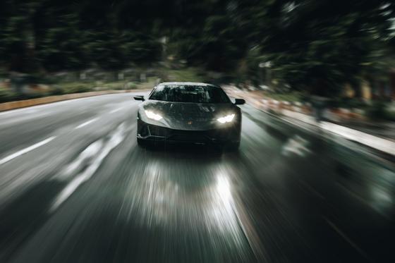 Мужчина купил Lamborghini на государственную помощь пострадавшим от коронавируса Мужчина купил Lamborghini на государственную помощь пострадавшим от коронавируса