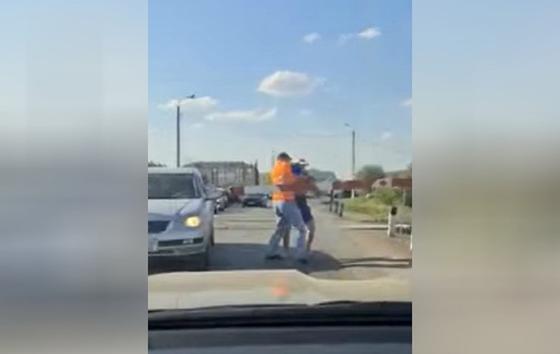 Водителя авто, устроившего потасовку на ж/д переезде, наказали в Уральске Водителя авто, устроившего потасовку на ж/д переезде, наказали в Уральске