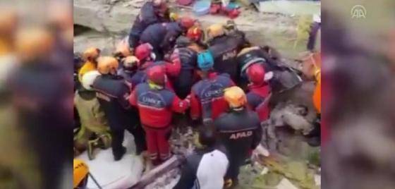 Выжившую девочку нашли спасатели под руинами дома в Стамбуле Выжившую девочку нашли спасатели под руинами дома в Стамбуле