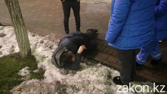 Пьяницы, наркоманы и пробки: с чем сталкиваются врачи скорой помощи в Алматы (фото, видео) Пьяницы, наркоманы и пробки: с чем сталкиваются врачи скорой помощи в Алматы (фото, видео)