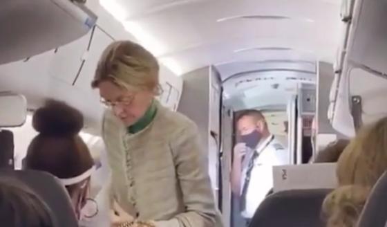 Женщину без маски высадили из самолета под аплодисменты пассажиров Женщину без маски высадили из самолета под аплодисменты пассажиров