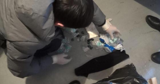 Закладчика с особо крупной партией наркотиков задержали в Павлодарской области (видео) Закладчика с особо крупной партией наркотиков задержали в Павлодарской области (видео)