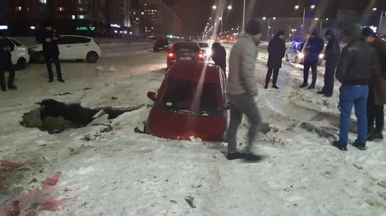Kia Rio провалилась под землю в Нур-Султане (фото) Kia Rio провалилась под землю в Нур-Султане (фото)