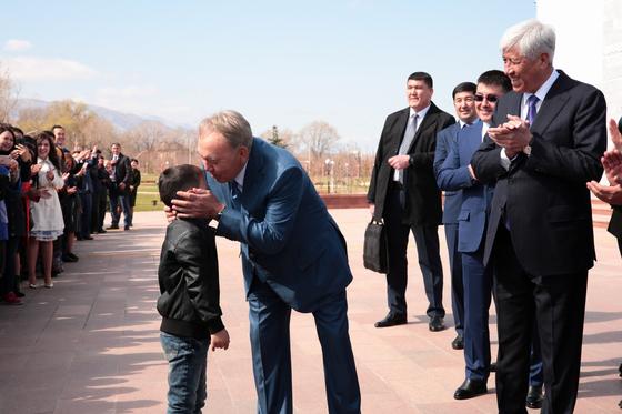 Назарбаев встретился с земляками в Шамалгане (фото) Назарбаев встретился с земляками в Шамалгане (фото)