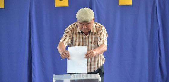 Аким Актау отдал свой голос на выборах президента (фото) Аким Актау отдал свой голос на выборах президента (фото)