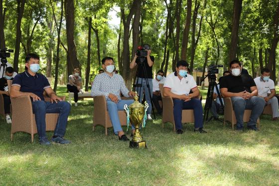 Бердібек Сапарбаев «Жеңіс» саябағында бір топ спортшылармен кездесті Бердібек Сапарбаев «Жеңіс» саябағында бір топ спортшылармен кездесті