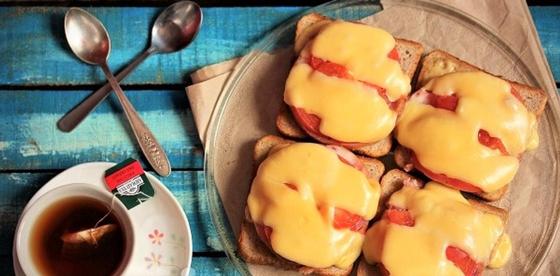 Горячие бутерброды с колбасой и сыром Горячие бутерброды с колбасой и сыром