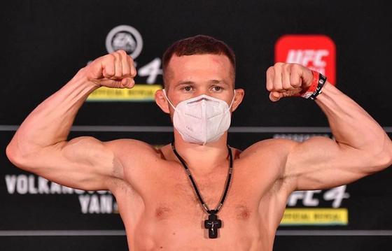 Россиянин Петр Ян завоевал пояс чемпиона UFC (видео) Россиянин Петр Ян завоевал пояс чемпиона UFC (видео)