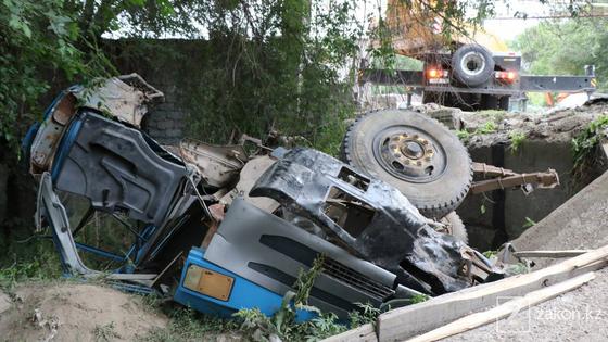 Грузовик попал в аварию Грузовик попал в аварию