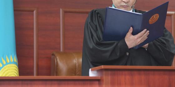 Ограбивших курьера обменника приговорили к 7 годам тюрьмы в Алматы Ограбивших курьера обменника приговорили к 7 годам тюрьмы в Алматы