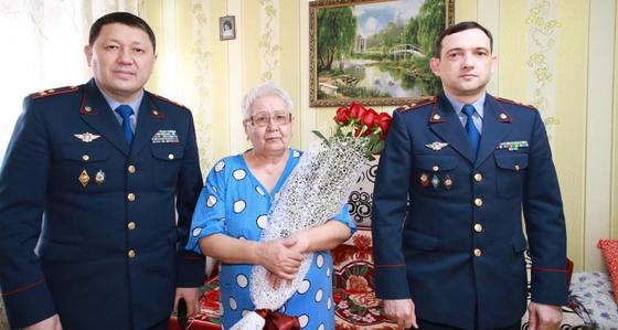 Полицейские Нур-Султана навестили мам, погибших при исполнении сотрудников (фото) Полицейские Нур-Султана навестили мам, погибших при исполнении сотрудников (фото)