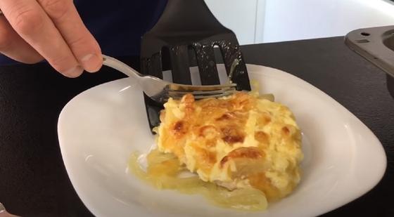 Порция мяса по-французски на тарелке Порция мяса по-французски на тарелке