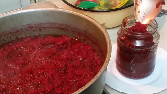 Расфасовка свекольной икры Расфасовка свекольной икры