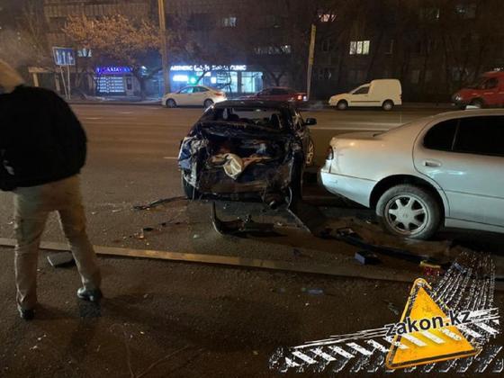 Троллейбус насмерть сбил мужчину в Алматы (фото) Троллейбус насмерть сбил мужчину в Алматы (фото)
