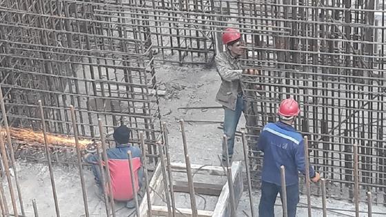 Рабочие на стройке Рабочие на стройке