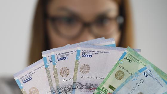 Девушка держит в руках деньги Девушка держит в руках деньги