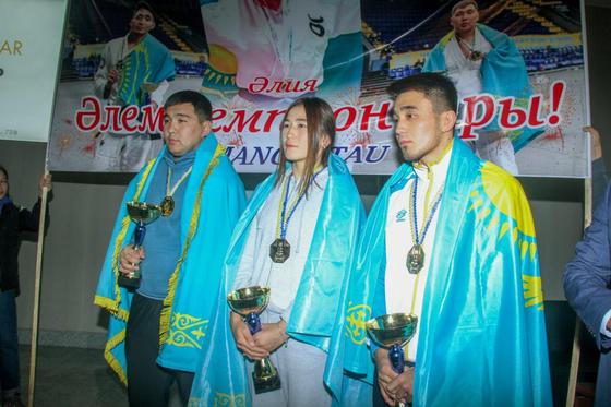 Маңғыстау жұрты Әлем чемпиондарын дүркіретіп күтіп алды (фото) Маңғыстау жұрты Әлем чемпиондарын дүркіретіп күтіп алды (фото)