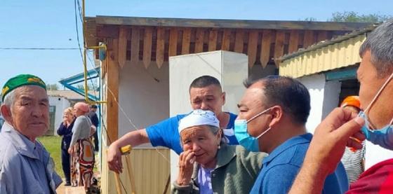 Ақтөбеде шырт ұйқыда жатқан бір отбасын ауылдасы өрттен құтқарып қалды (фото, видео) Ақтөбеде шырт ұйқыда жатқан бір отбасын ауылдасы өрттен құтқарып қалды (фото, видео)
