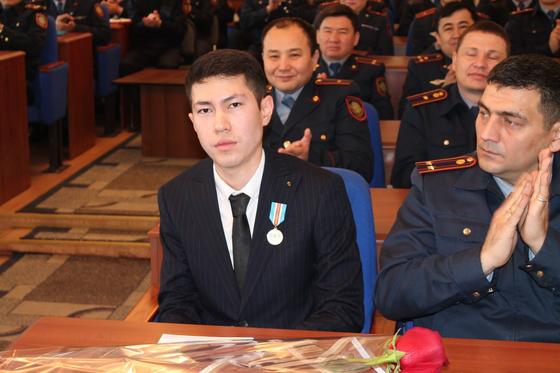 Заслонившего собой беременную женщину пассажира рухнувшего самолета наградили в Алматы Заслонившего собой беременную женщину пассажира рухнувшего самолета наградили в Алматы