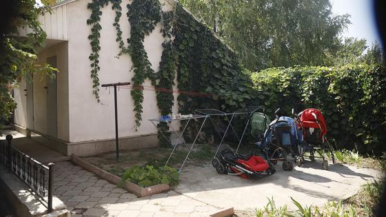 Коляски стоят во дворе Коляски стоят во дворе