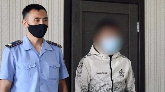 Задержанный стоит возле полицейского Задержанный стоит возле полицейского
