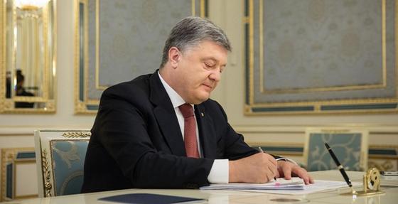 Порошенко подписал закон о прекращении о дружбы с Россией Порошенко подписал закон о прекращении о дружбы с Россией