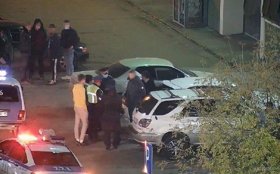 Полицейские проводят беседу с подростками Полицейские проводят беседу с подростками