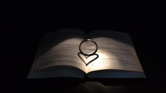 Обручальное кольцо между страниц книги Обручальное кольцо между страниц книги