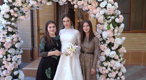 Чеченская невеста с подружками Чеченская невеста с подружками
