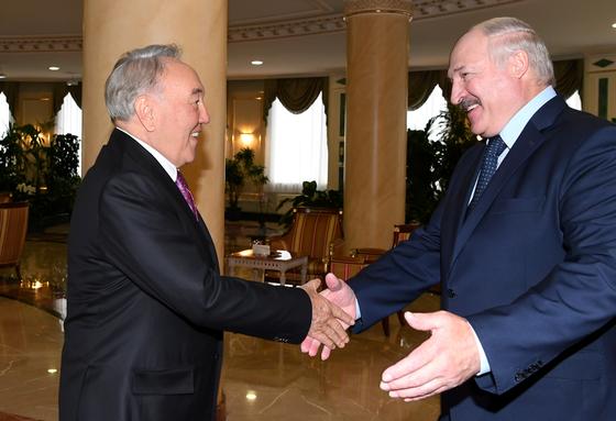 Нұрсұлтан Назарбаев пен Александр Лукашенко. Фото: elbasy.kz Нұрсұлтан Назарбаев пен Александр Лукашенко. Фото: elbasy.kz