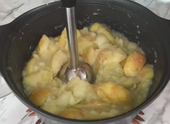 Яблоки измельчают блендером Яблоки измельчают блендером