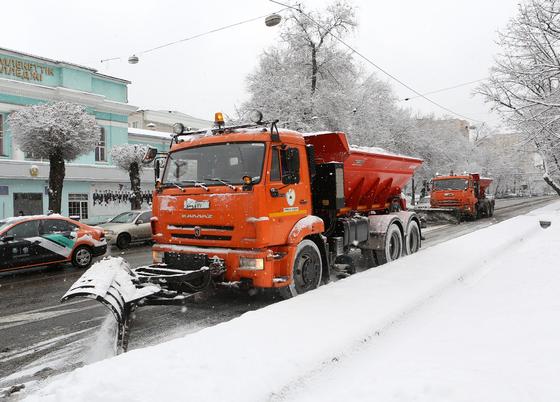дорожные службы убирают снег в Алматы дорожные службы убирают снег в Алматы