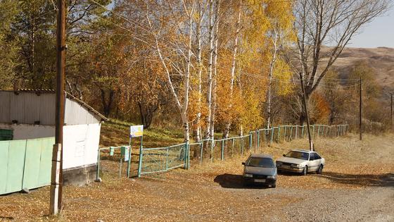 Машины стоят на проселочной дороге Машины стоят на проселочной дороге