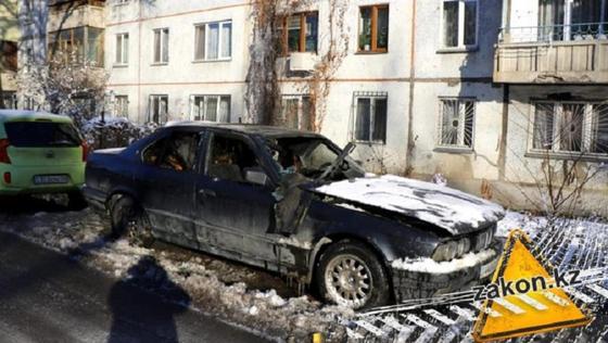 Автомобиль BMW сгорел в центре Алматы (фото, видео) Автомобиль BMW сгорел в центре Алматы (фото, видео)