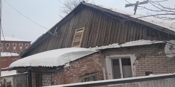 11 семей переселят из-за обрушения крыши дома в Уральске 11 семей переселят из-за обрушения крыши дома в Уральске