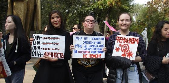 «Все сексисты пусть убьются, феминистки не сдаются»: О чем говорили девушки на митинге «Все сексисты пусть убьются, феминистки не сдаются»: О чем говорили девушки на митинге