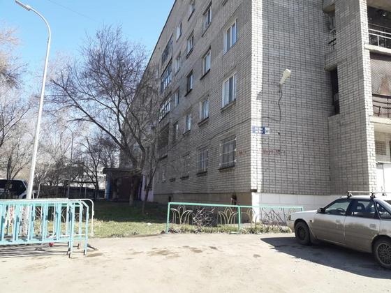 Павлодарда карантинге жабылған жатақхана тұрғындары дәрігерлерге пышақ ала жүгірді Павлодарда карантинге жабылған жатақхана тұрғындары дәрігерлерге пышақ ала жүгірді