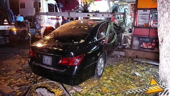 Автомобиль въехал в донерную Автомобиль въехал в донерную