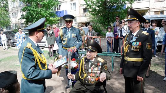 Старейшего ветерана войны поздравили с оркестром в Уральске (фото, видео) Старейшего ветерана войны поздравили с оркестром в Уральске (фото, видео)