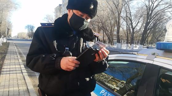 Полицейский у служебной машины Полицейский у служебной машины