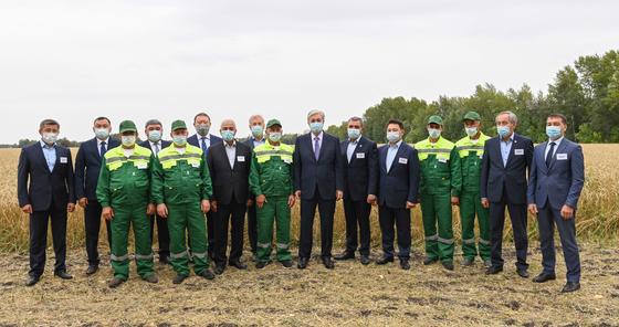 Касым-Жомарт Токаев на совместном фото с руководителями сельхозформирований и механизаторами Касым-Жомарт Токаев на совместном фото с руководителями сельхозформирований и механизаторами
