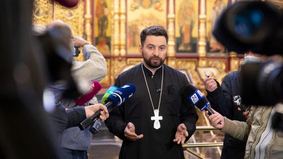 Отец Александр дает интервью Отец Александр дает интервью