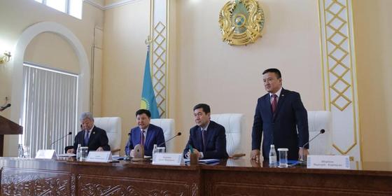 Жакип Асанов представил нового председателя Карагандинского областного суда Жакип Асанов представил нового председателя Карагандинского областного суда