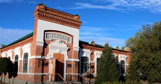 Древнее здание из красного кирпича с белой отделкой Древнее здание из красного кирпича с белой отделкой