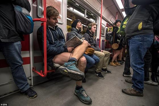 Пассажиры метро по всему миру массово сняли штаны Пассажиры метро по всему миру массово сняли штаны