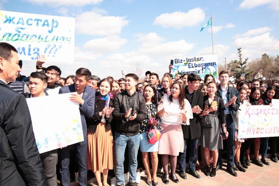 Назарбаев встретился с земляками в Шамалгане (фото) Назарбаев встретился с земляками в Шамалгане (фото)
