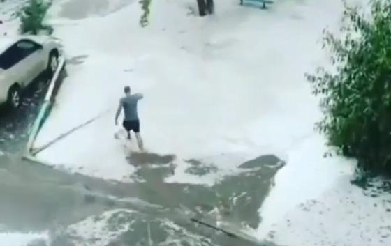 Град и ливень обрушились на Костанай (видео) Град и ливень обрушились на Костанай (видео)