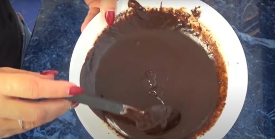 Шоколадный крем для торта в тарелке с ложкой Шоколадный крем для торта в тарелке с ложкой