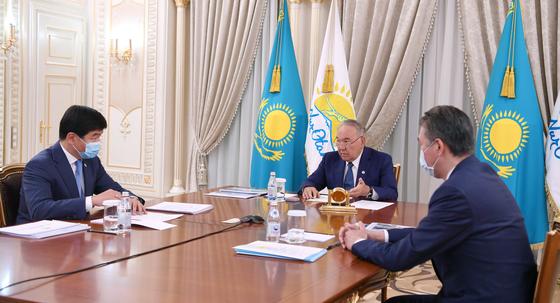 Нурсултана Назарбаев на заседании партии "Нур Отан" Нурсултана Назарбаев на заседании партии "Нур Отан"